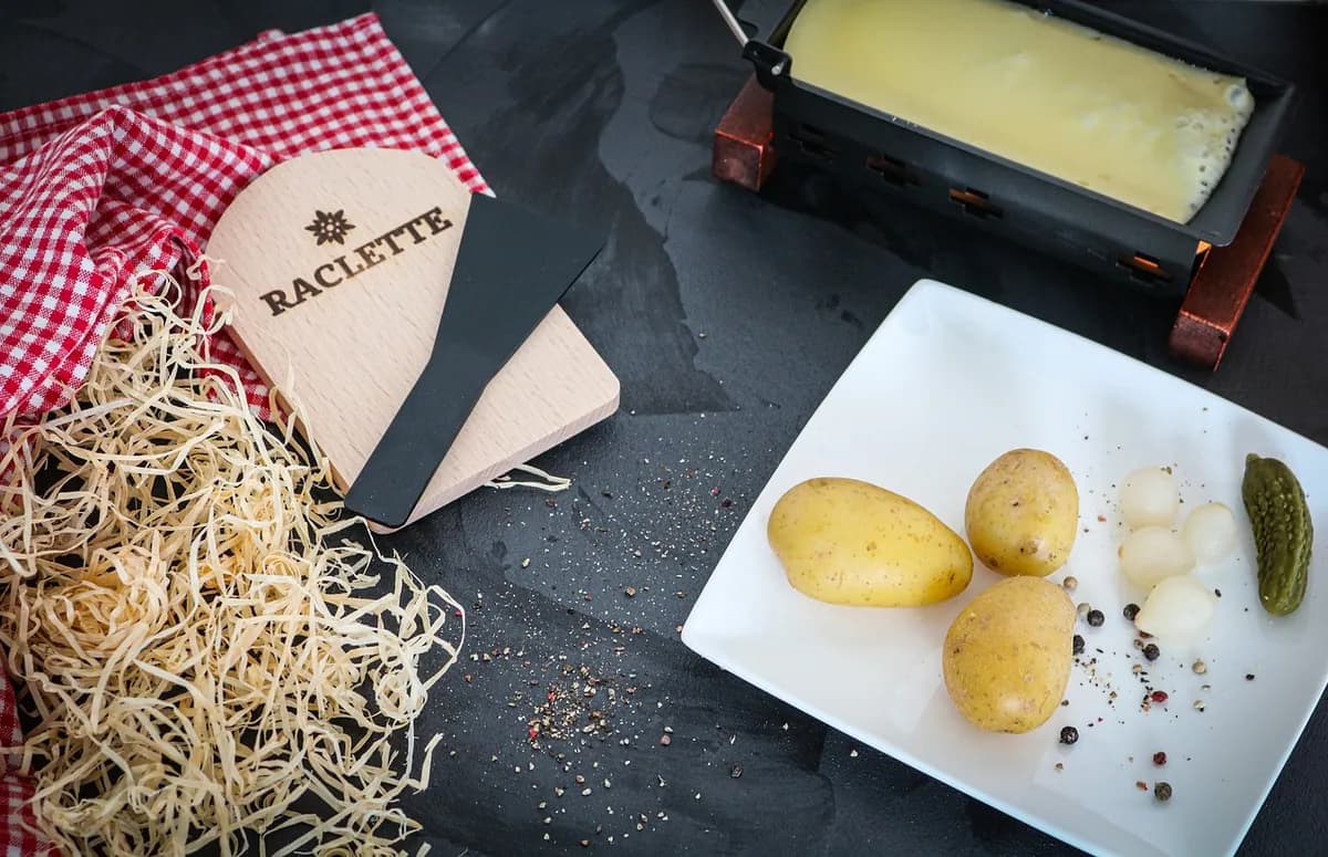 Quel accompagnement pour une raclette ou une fondue ?