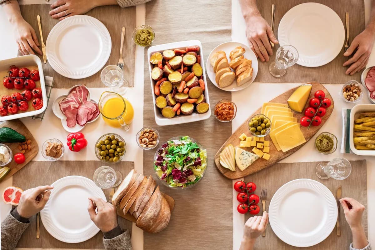 Plusieurs assiettes de plats maison simples vues de dessus sur une table en bois