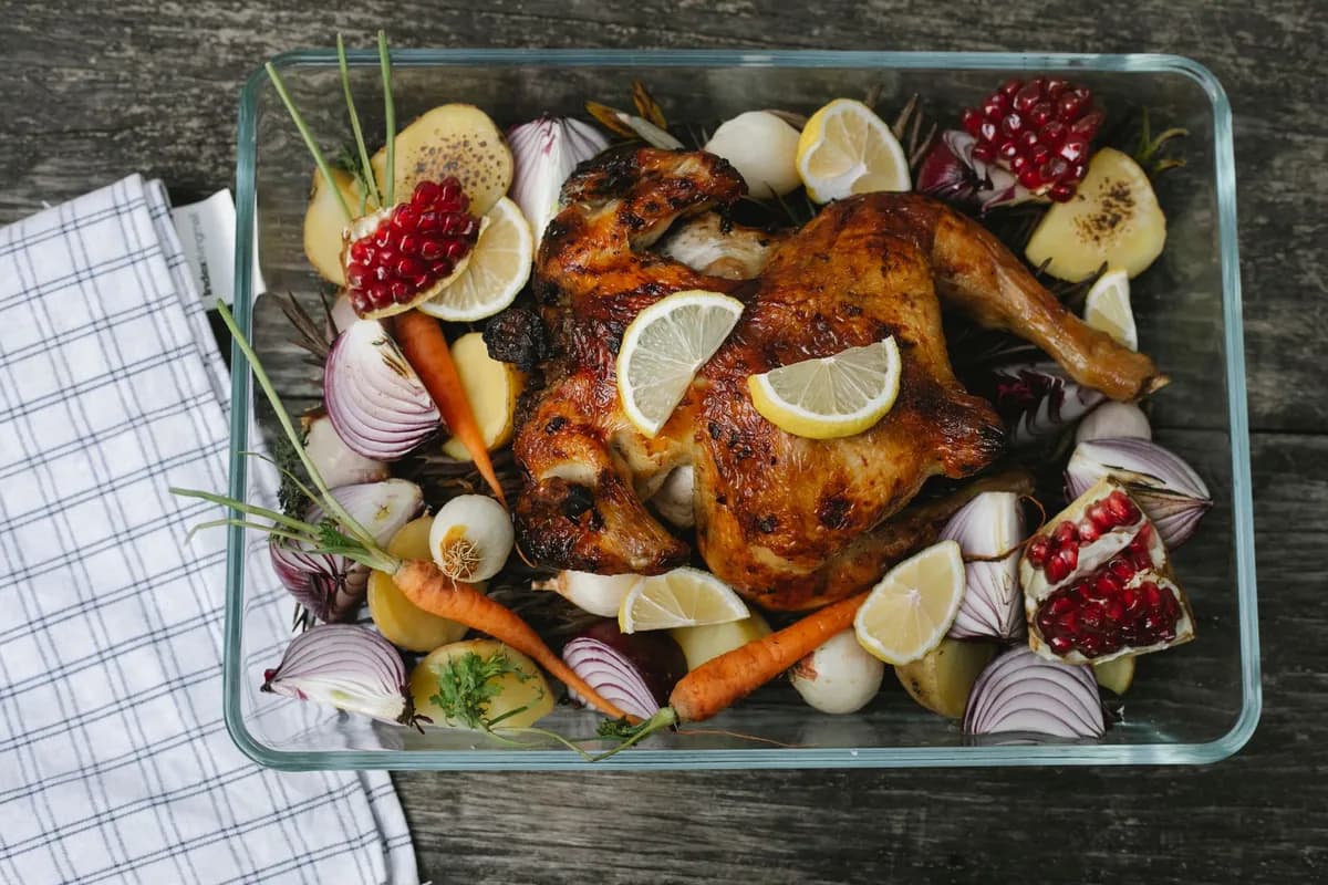 Assiette de dîner fait maison dressée sur une table de cuisine en semaine