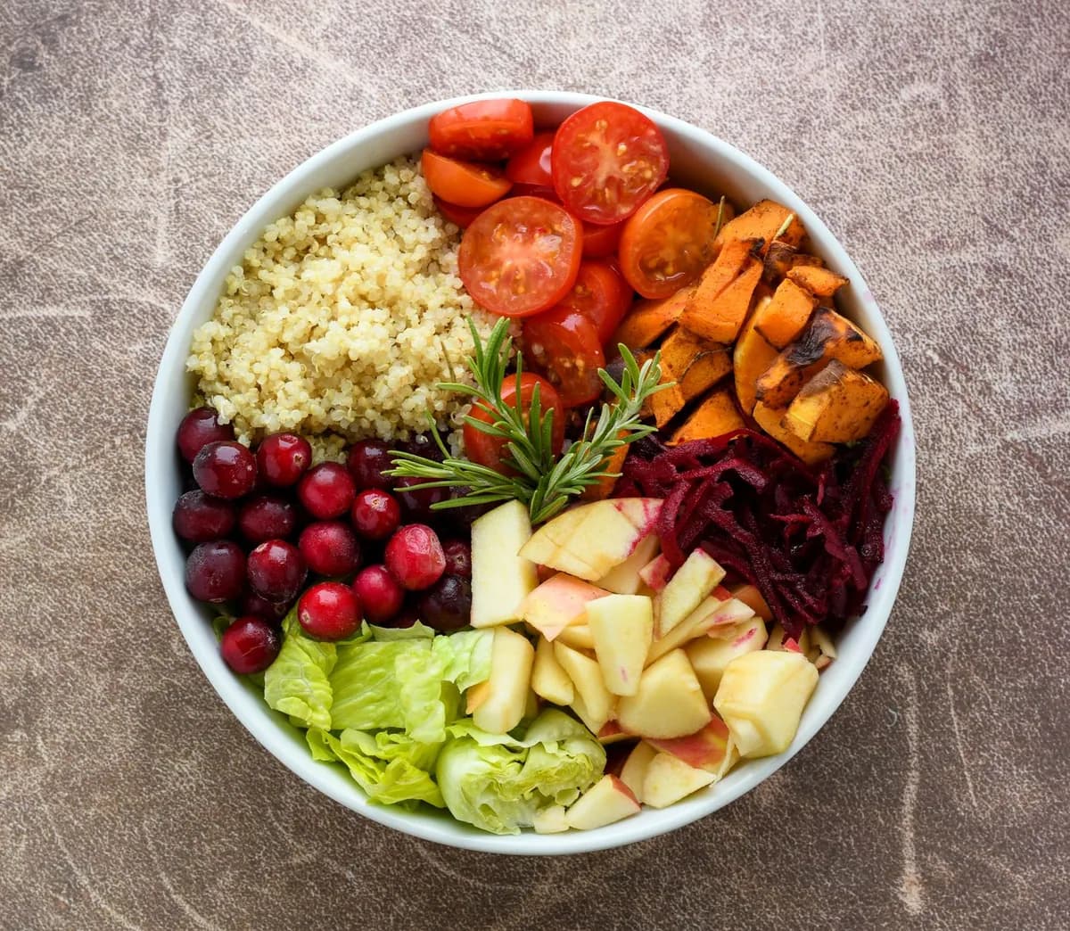 Buddha bowl végétarien avec pois chiches, légumes rôtis et céréales, vu de dessus