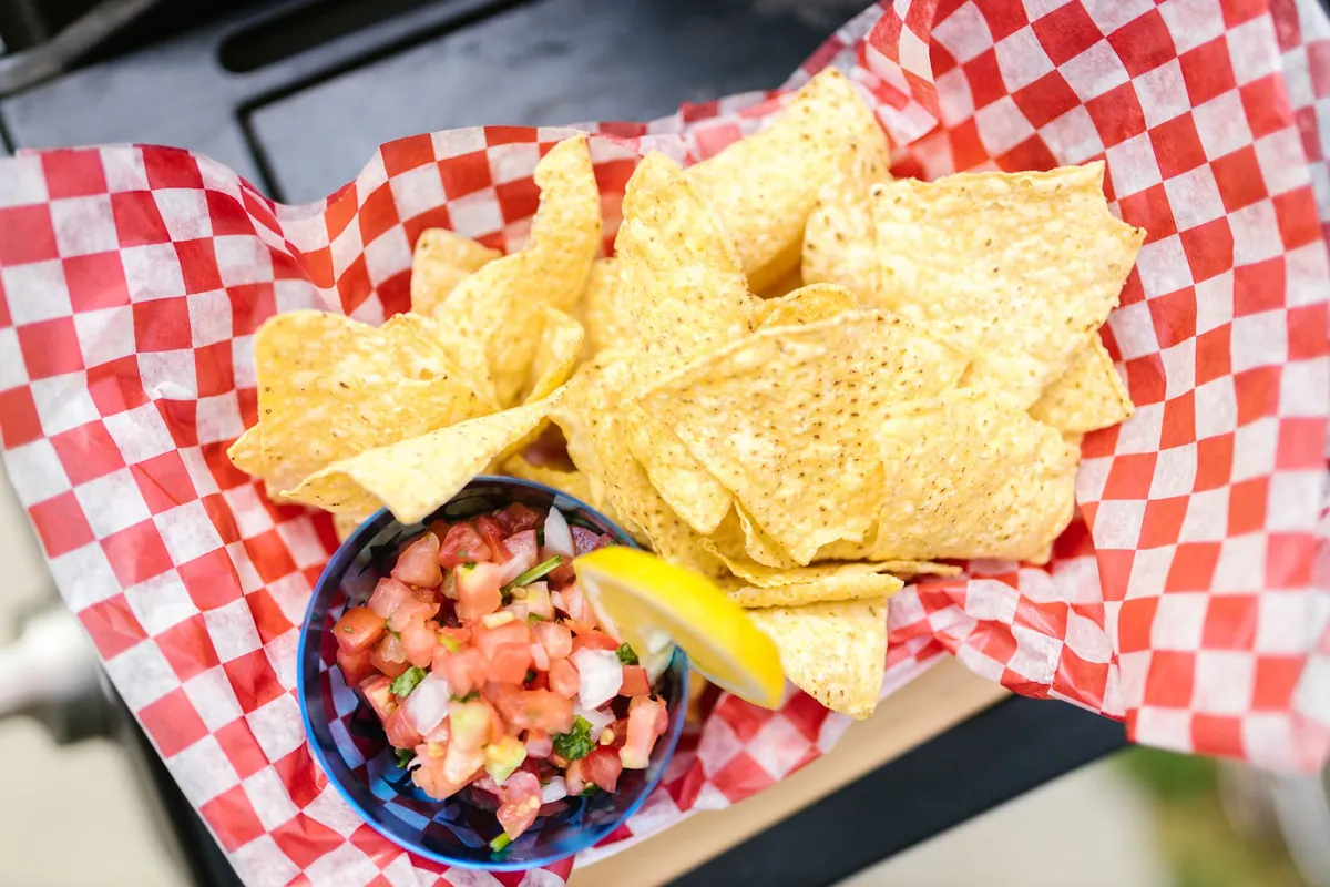 Bol de pico de gallo frais avec tomate, oignon et coriandre, vu de dessus