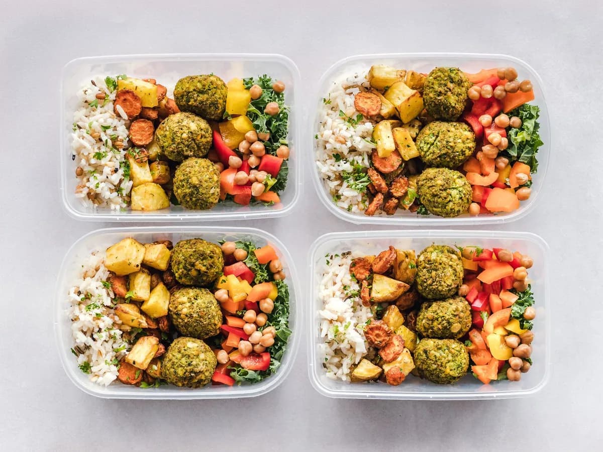 Boîtes de meal prep garnies de légumes, protéines et céréales pour la semaine