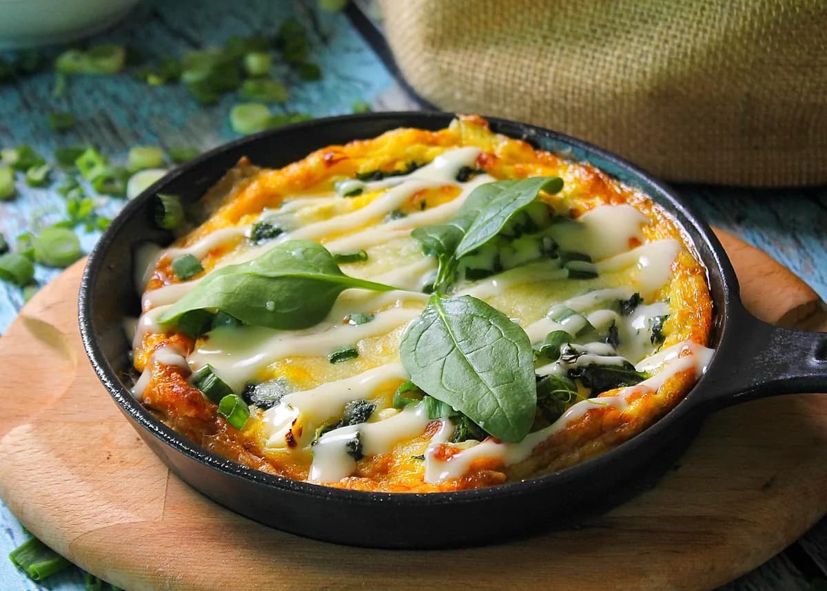 Frittata de spaghettis dorée dans une poêle en fonte, vue de près