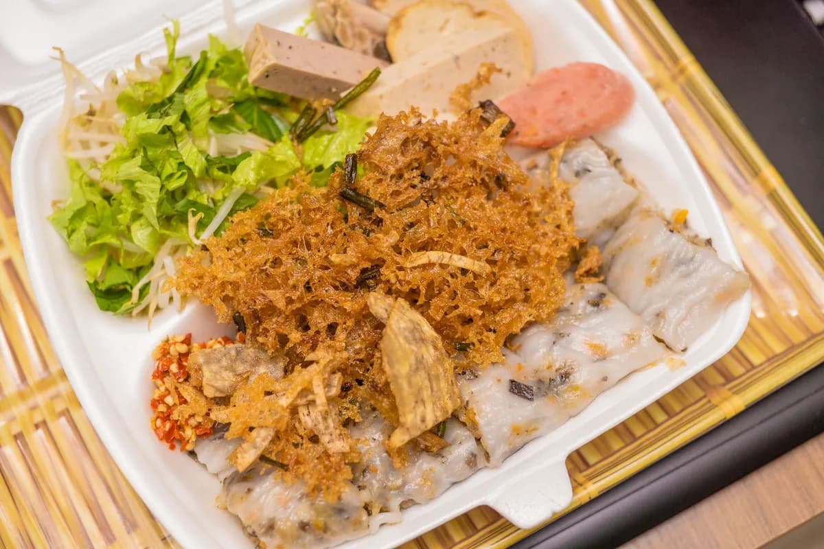 Rouleaux de printemps vietnamiens vegan (gỏi cuốn chay) au tofu doré, vermicelles et herbes fraîches, servis avec une sauce hoisin-cacahuète.