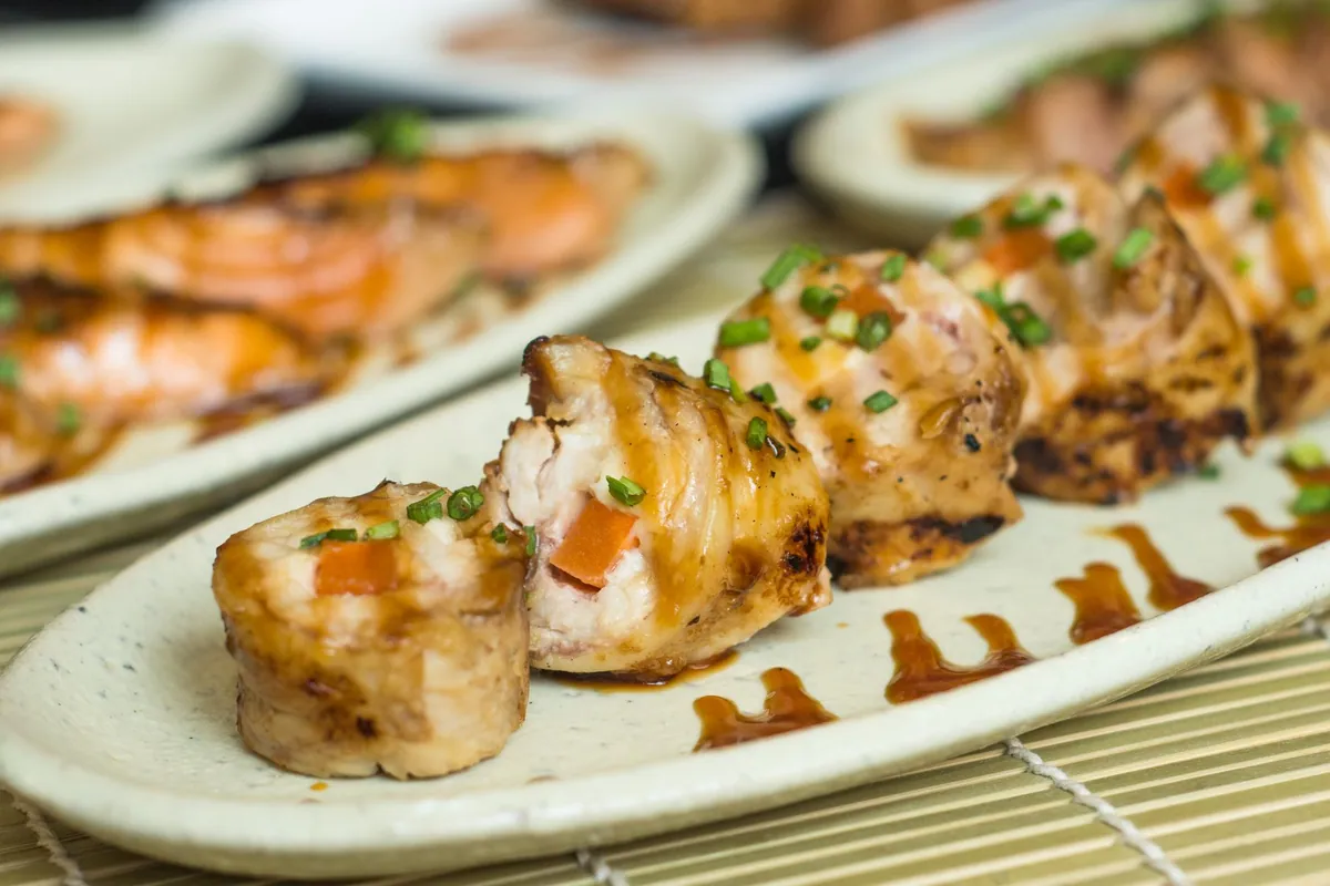 Pavés de saumon teriyaki glacés et brillants, parsemés de graines de sésame et de ciboule, servis avec du riz japonais vapeur.