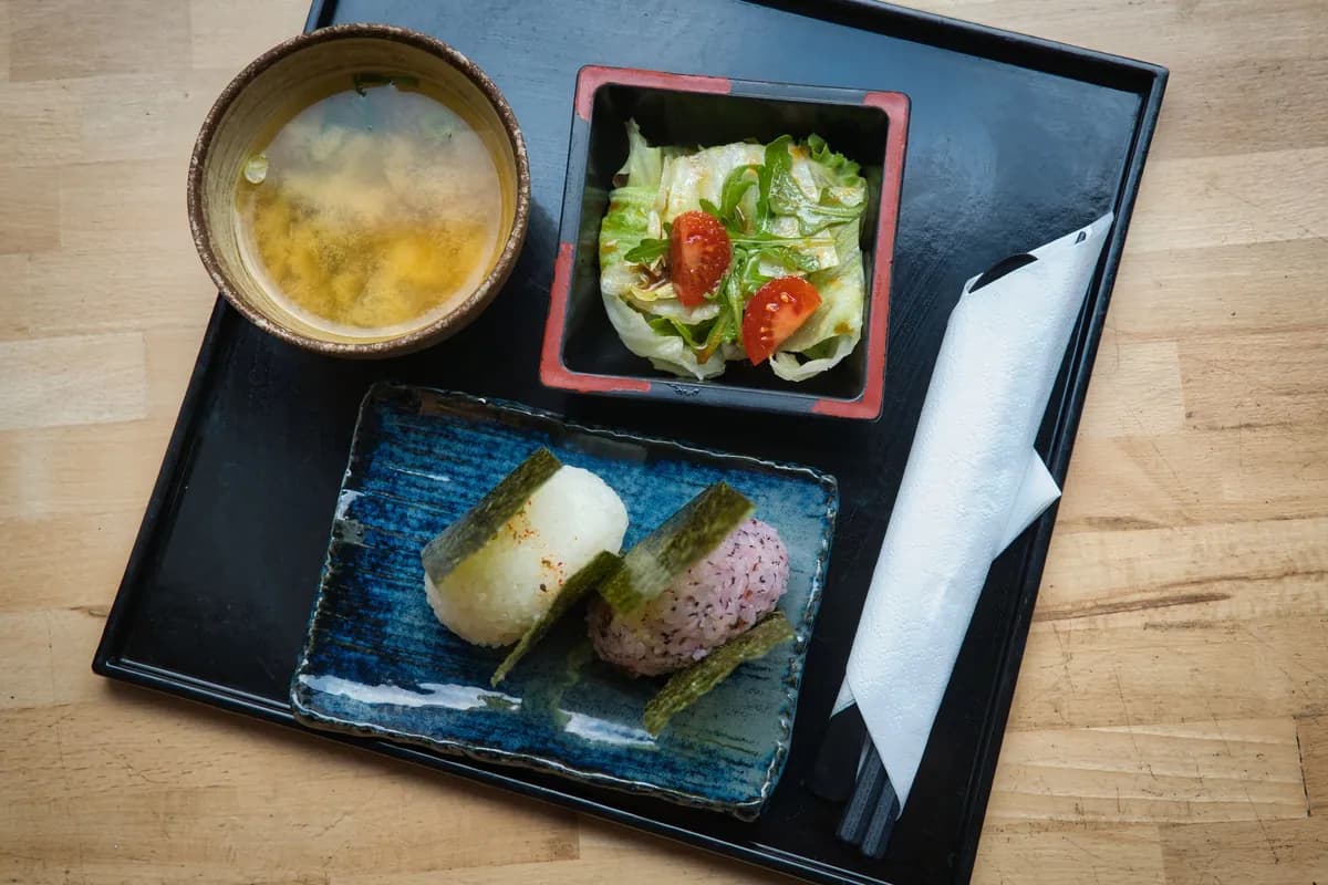 Sunomono au concombre et wakame dans un petit bol japonais, tranches de concombre translucides et algues marinées parsemées de sésame grillé.