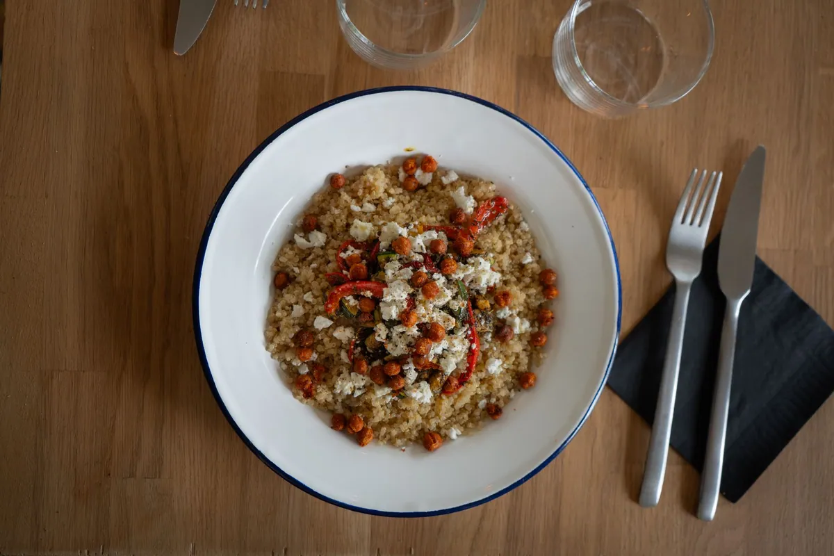 Bowl de quinoa avec pois chiches rôtis, légumes et sauce tahini-citron, vu de dessus
