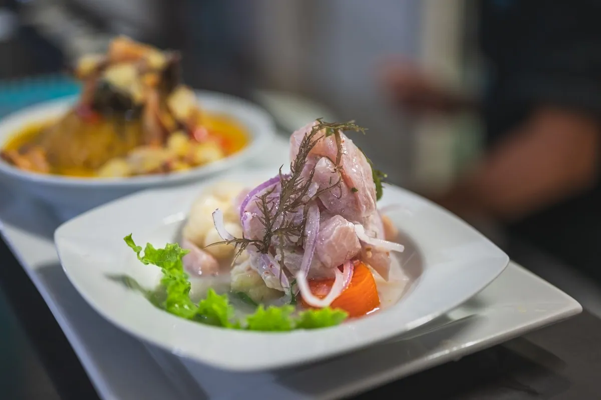 Bol de ceviche mexicain avec dés de poisson blanc mariné au citron vert, tomate, oignon rouge, coriandre et avocat, servi sur des tostadas croustillantes.