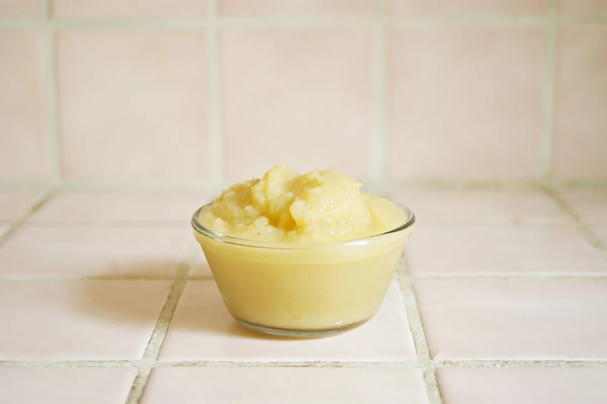 Bol de compote de pommes maison saupoudrée de cannelle