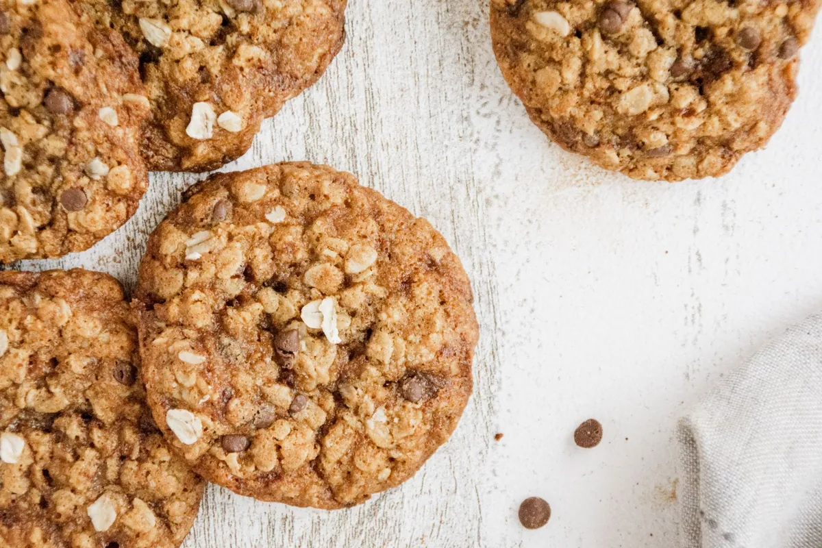 Cookies à l'avoine et pépites de chocolat empilés, encore tièdes