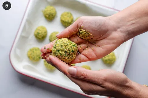 Boulettes de falafel libanais dorées et croustillantes, servies avec sauce tahini, pain pita et crudités fraîches