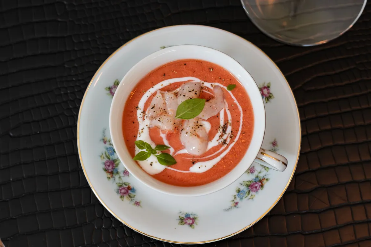 Bol de gazpacho andalou bien froid, soupe rouge veloutée aux tomates, garnie de dés de concombre, poivron vert et d'un filet d'huile d'olive, servi en été.