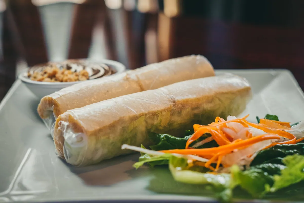 Rouleaux de printemps vietnamiens vegan (gỏi cuốn chay) au tofu doré, vermicelles et herbes fraîches, servis avec une sauce hoisin-cacahuète.