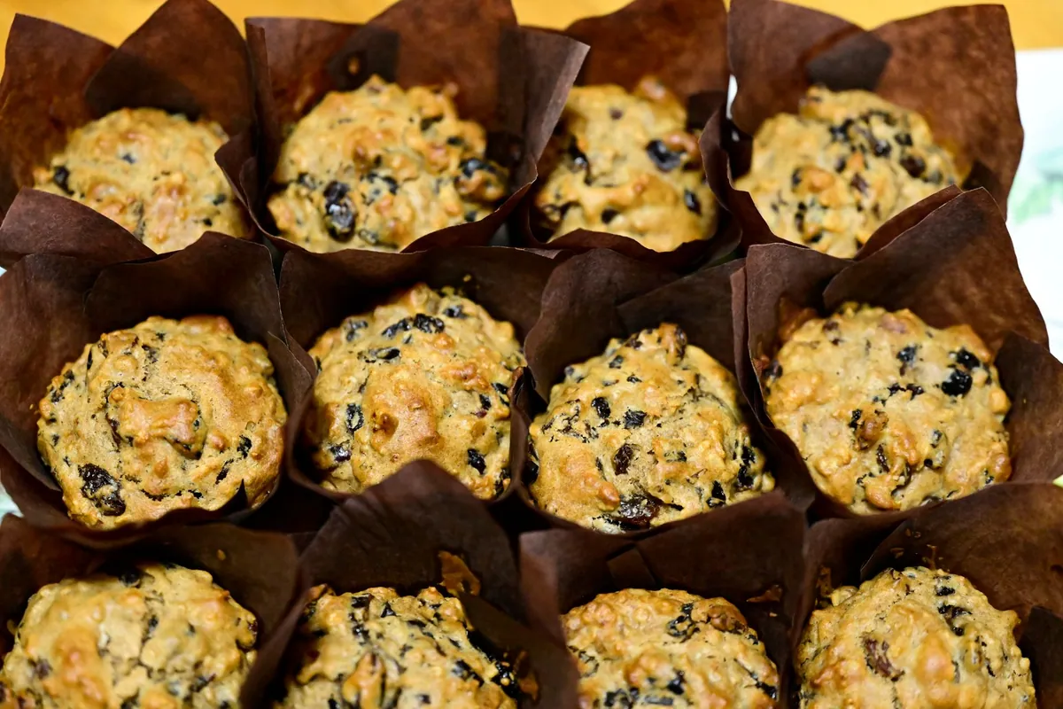 Muffins à la banane et aux noix dans des caissettes en papier, sur une grille