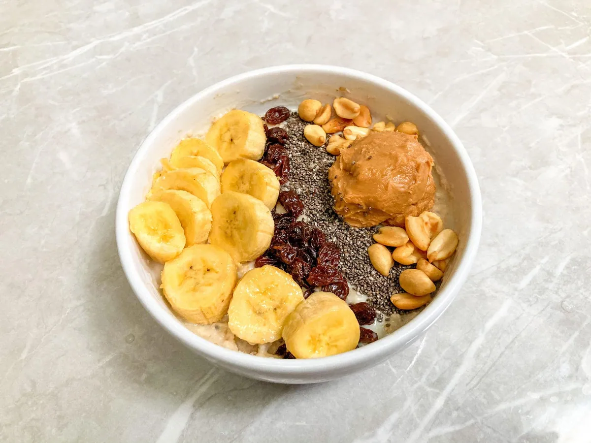 Bol de porridge à l'avoine garni de rondelles de banane et de cannelle saupoudrée