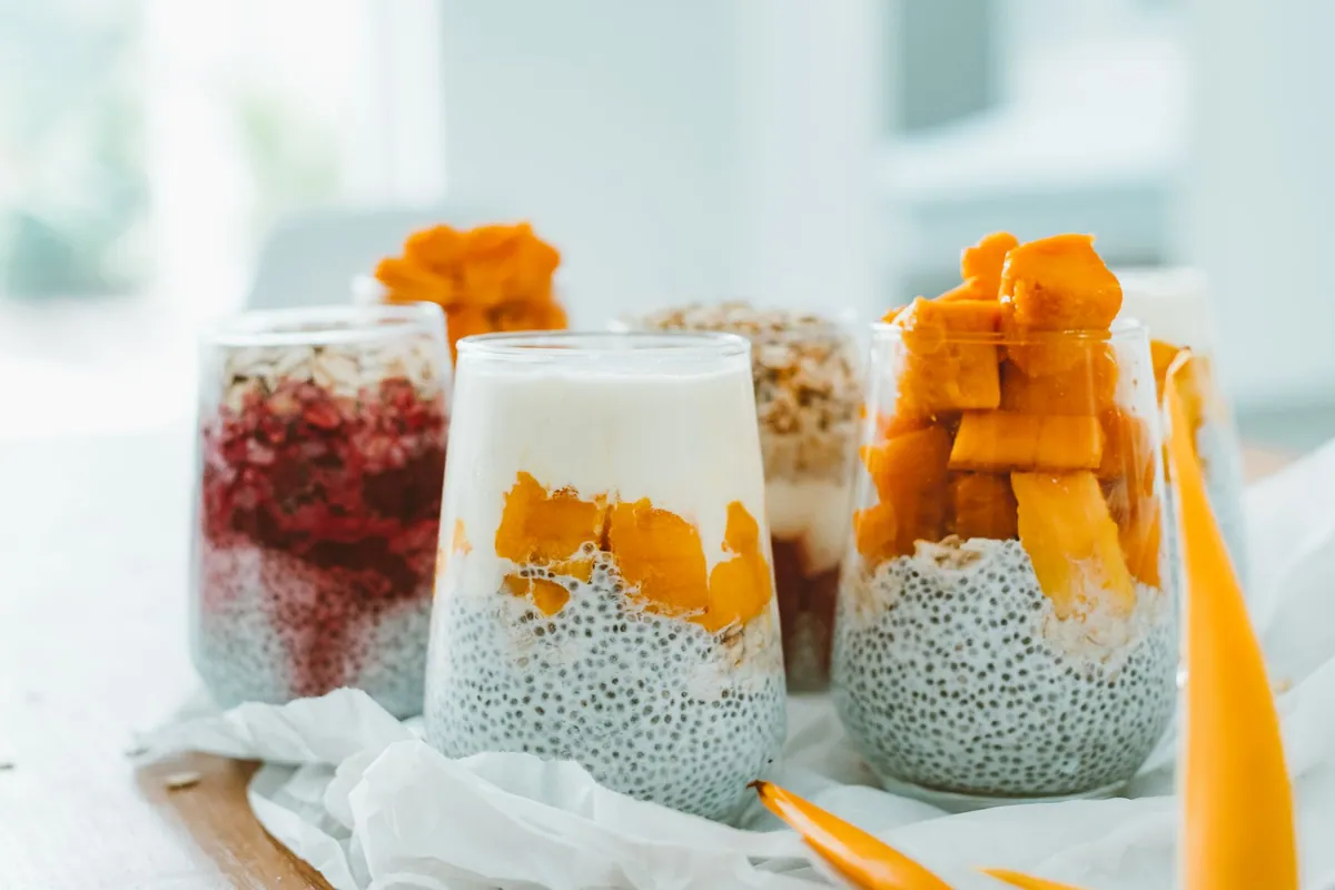 Pudding de chia crémeux garni de dés de mangue fraîche et de noix de coco râpée